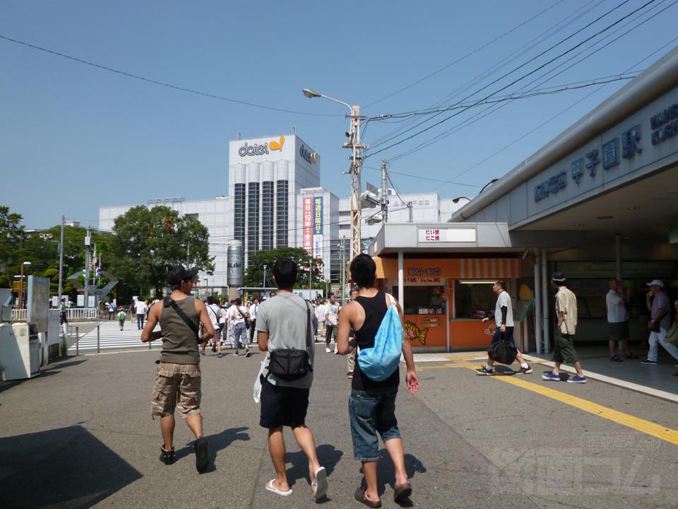 阪神甲子園駅東口前