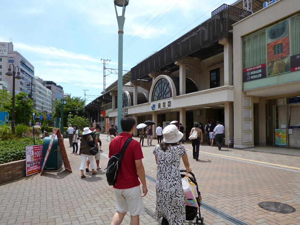 阪神・JR元町駅前