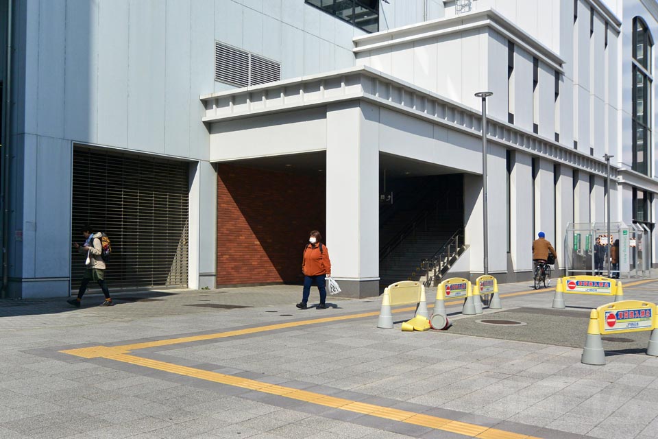 JR灘駅南口