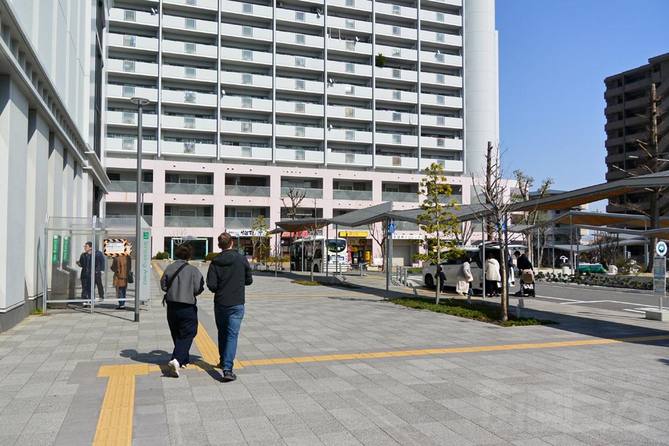 JR灘駅南口