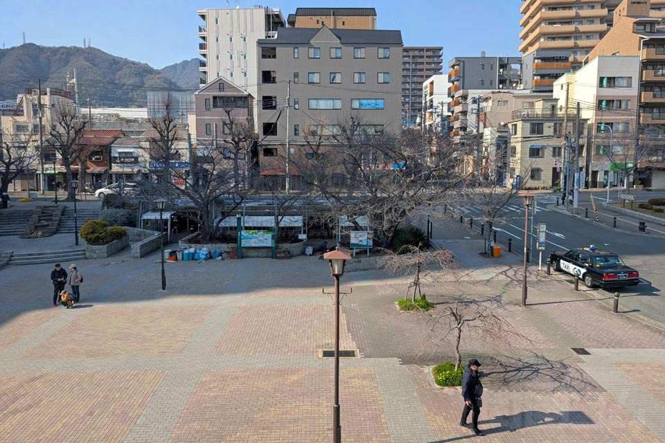 JR灘駅北口