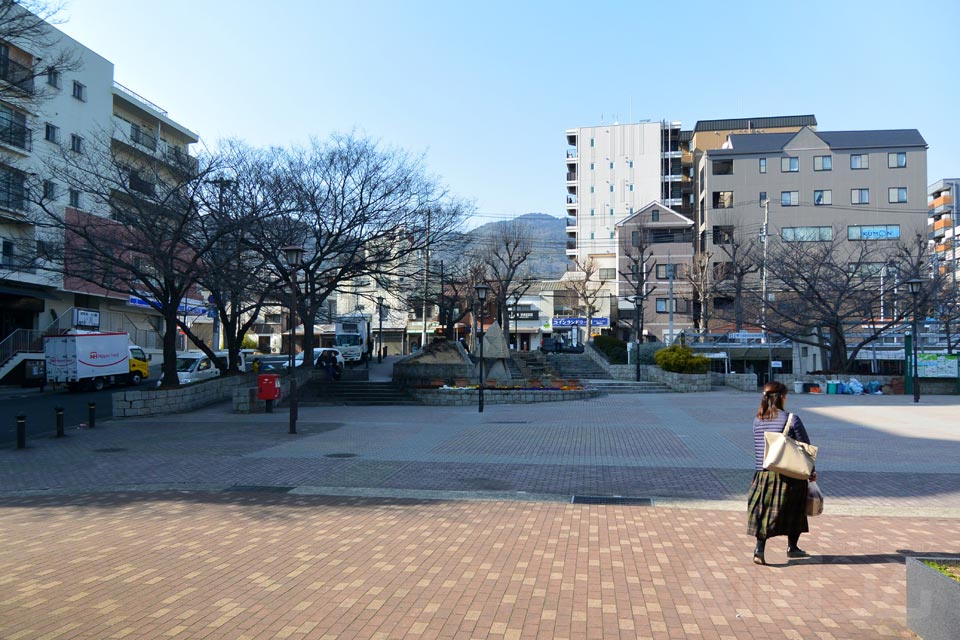 JR灘駅北口