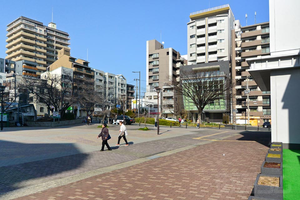 JR灘駅北口