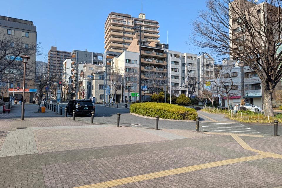 JR灘駅北口