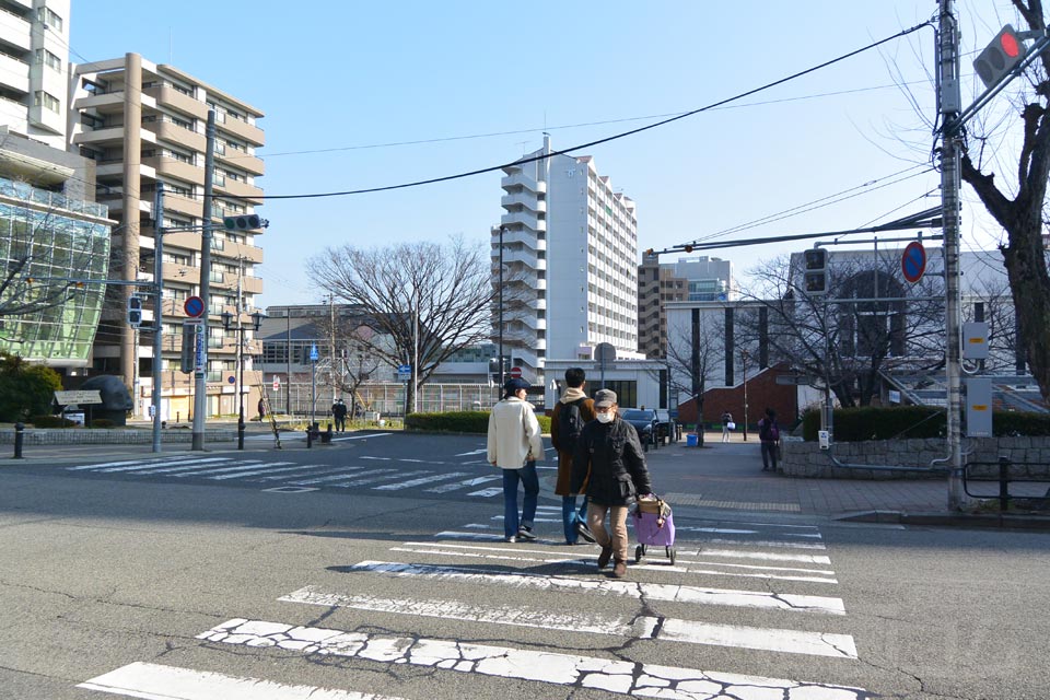 JR灘駅北口