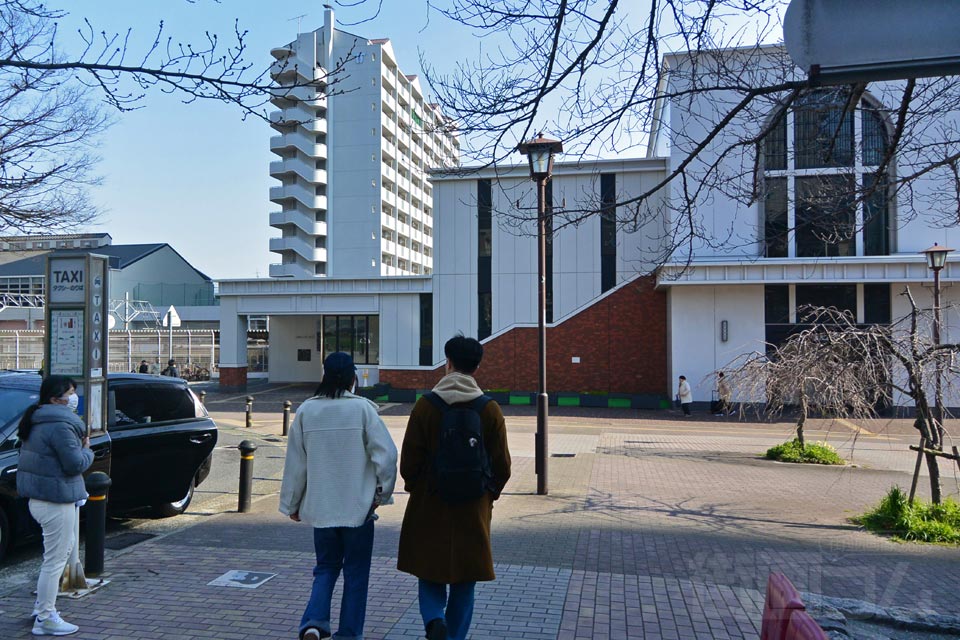 JR灘駅北口