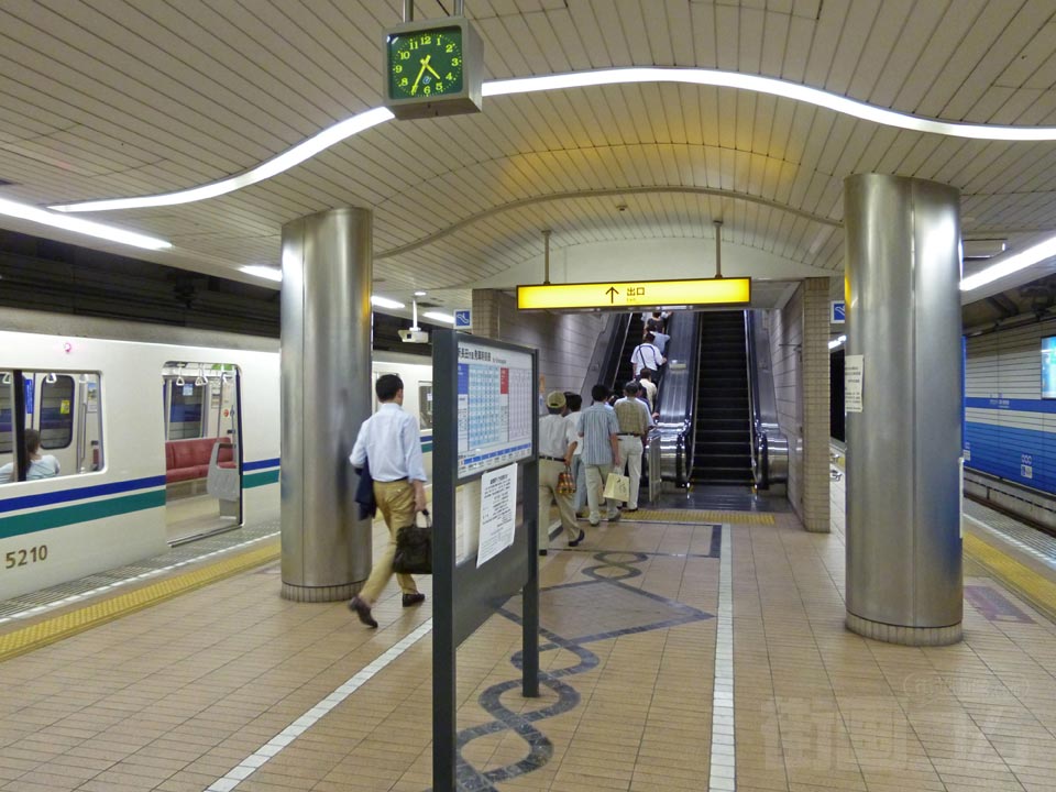 神戸市営地下鉄(海岸線)三宮・花時計前駅ホーム