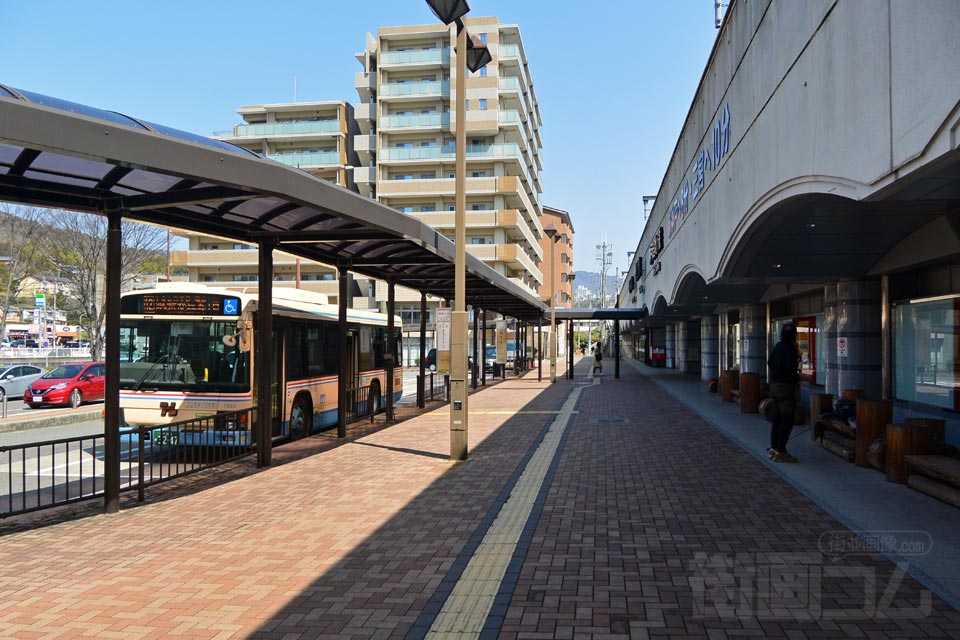 神鉄・神戸市営地下鉄谷上駅前