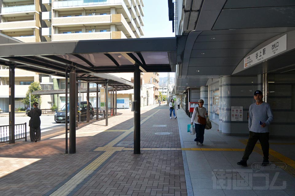 神鉄・神戸市営地下鉄谷上駅前