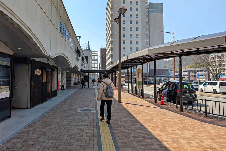 神鉄・神戸市営地下鉄谷上駅前