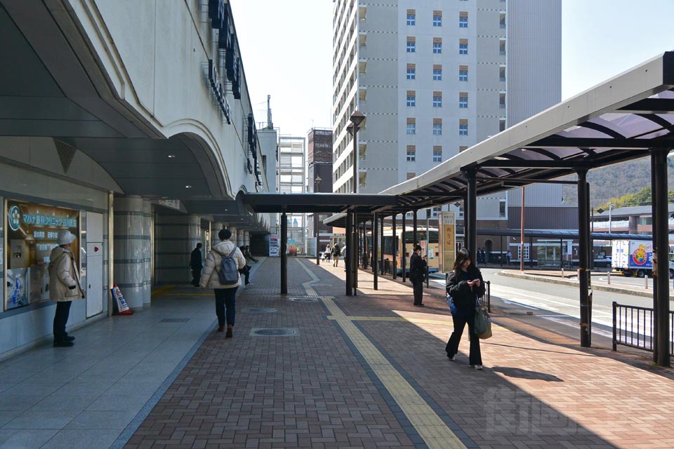 神鉄・神戸市営地下鉄谷上駅前