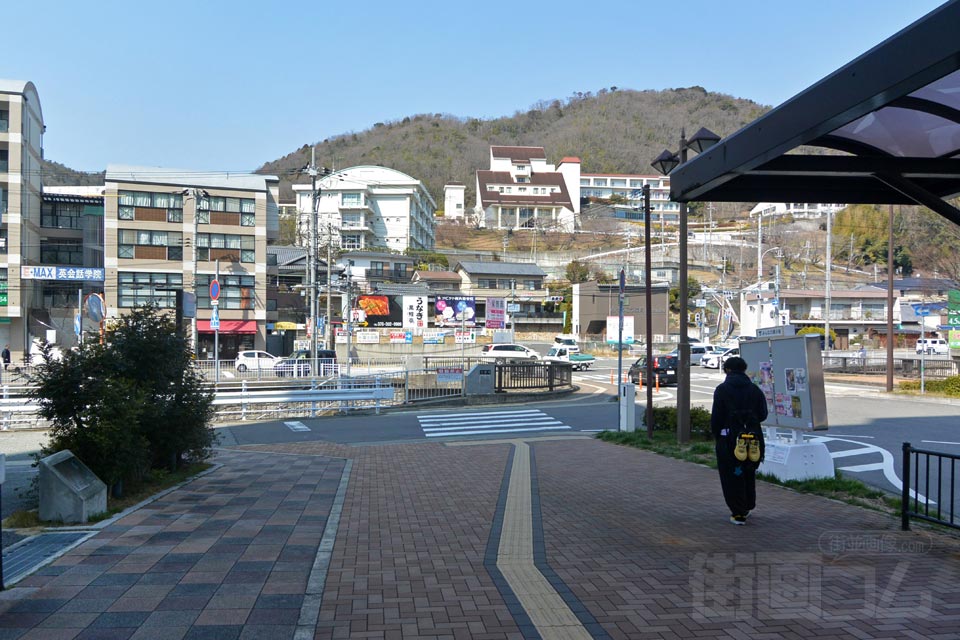 神鉄・神戸市営地下鉄谷上駅前