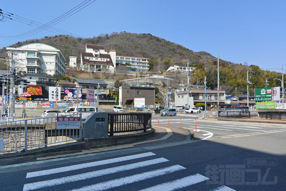 神鉄・神戸市営地下鉄谷上駅前