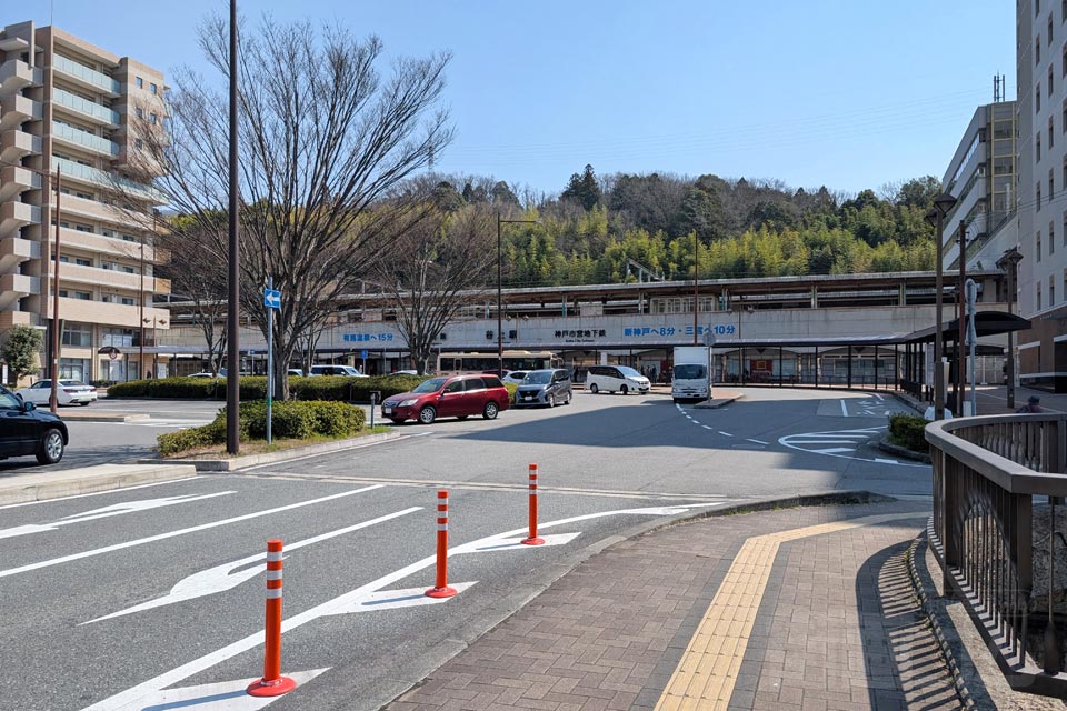 神鉄・神戸市営地下鉄谷上駅前