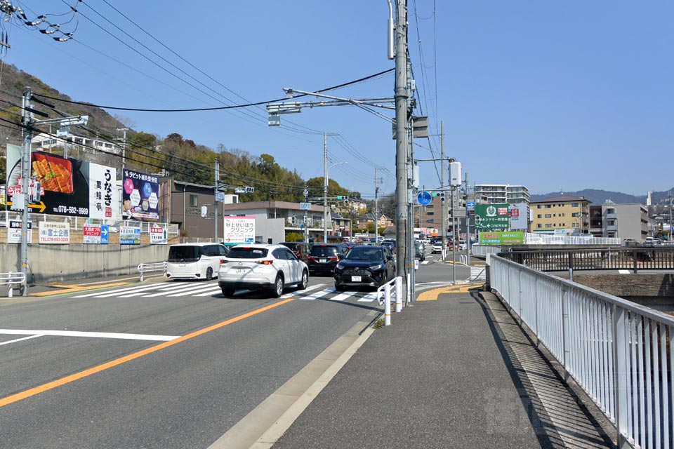 谷上駅前交差点