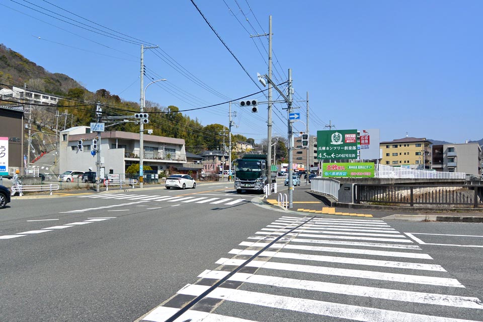 谷上駅前交差点