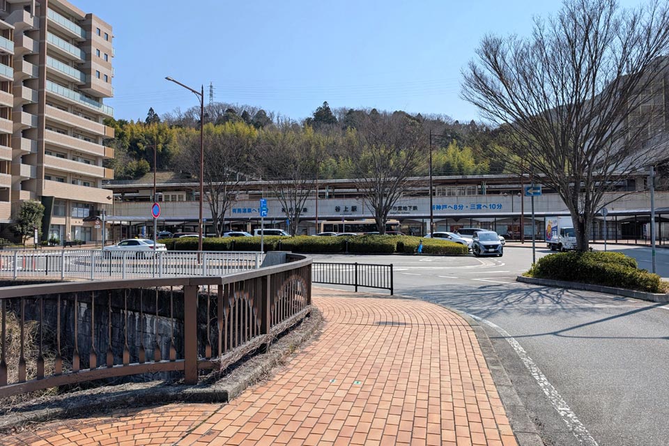 神鉄・神戸市営地下鉄谷上駅前