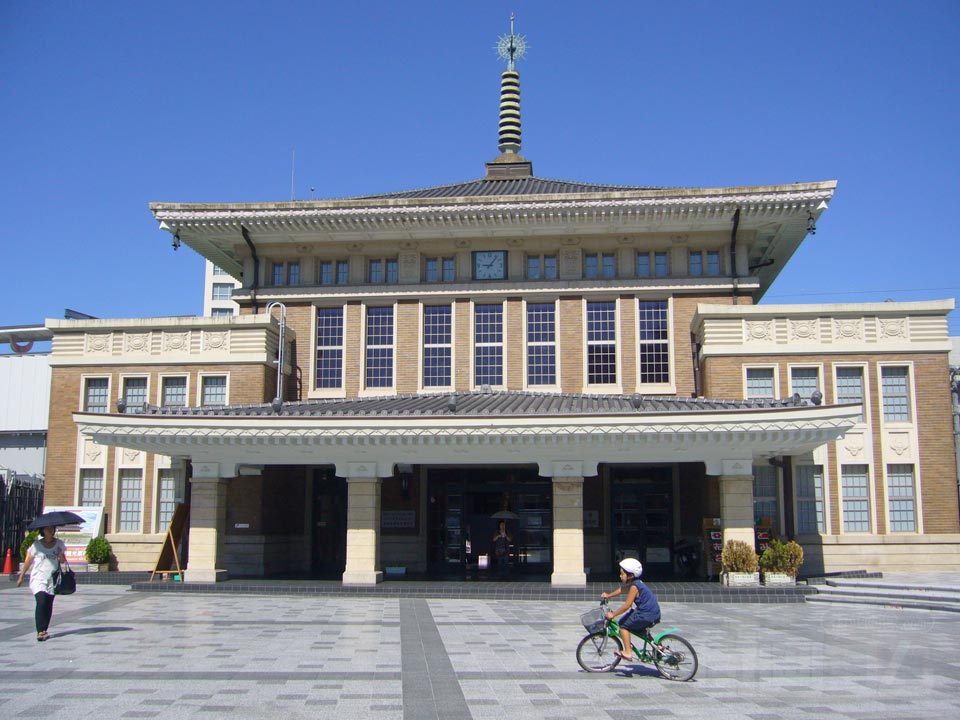 奈良市総合観光案内所(旧JR奈良駅舎)