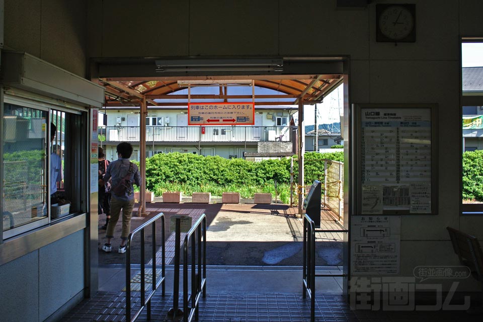 JR湯田温泉駅改札口写真画像