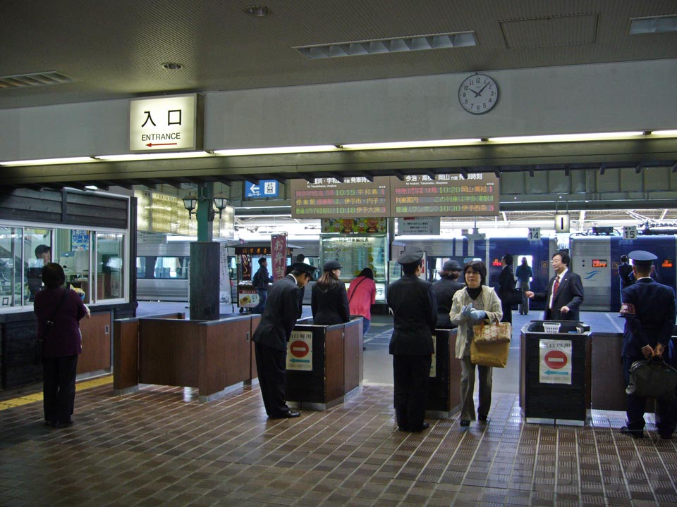 JR松山駅改札口