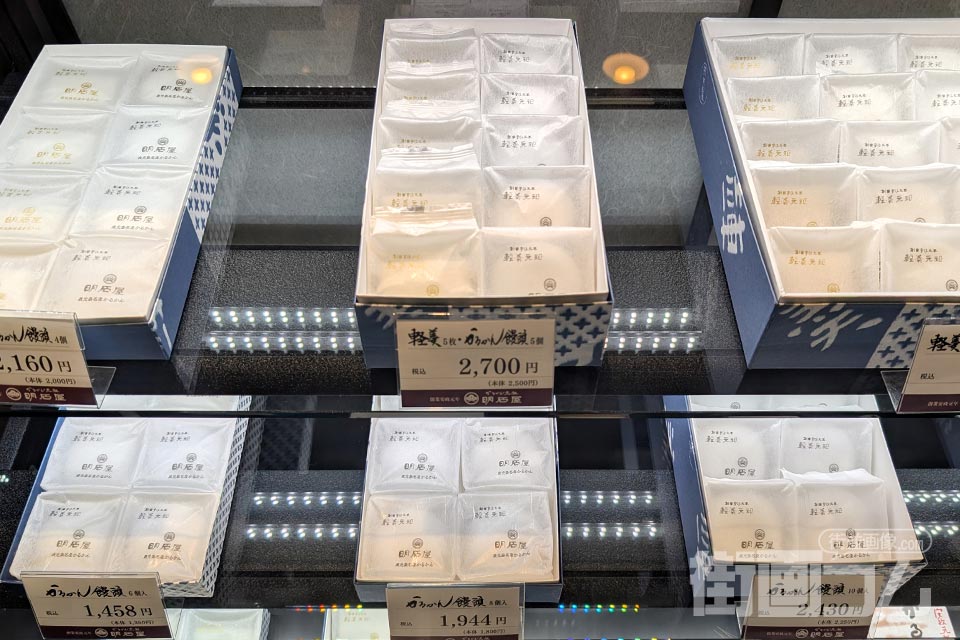 明石屋本店の店内ショーケース（軽羹5枚・かるかん饅頭5個）