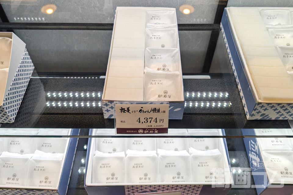 明石屋本店の店内ショーケース（軽羹4号・かるかん饅頭4個）