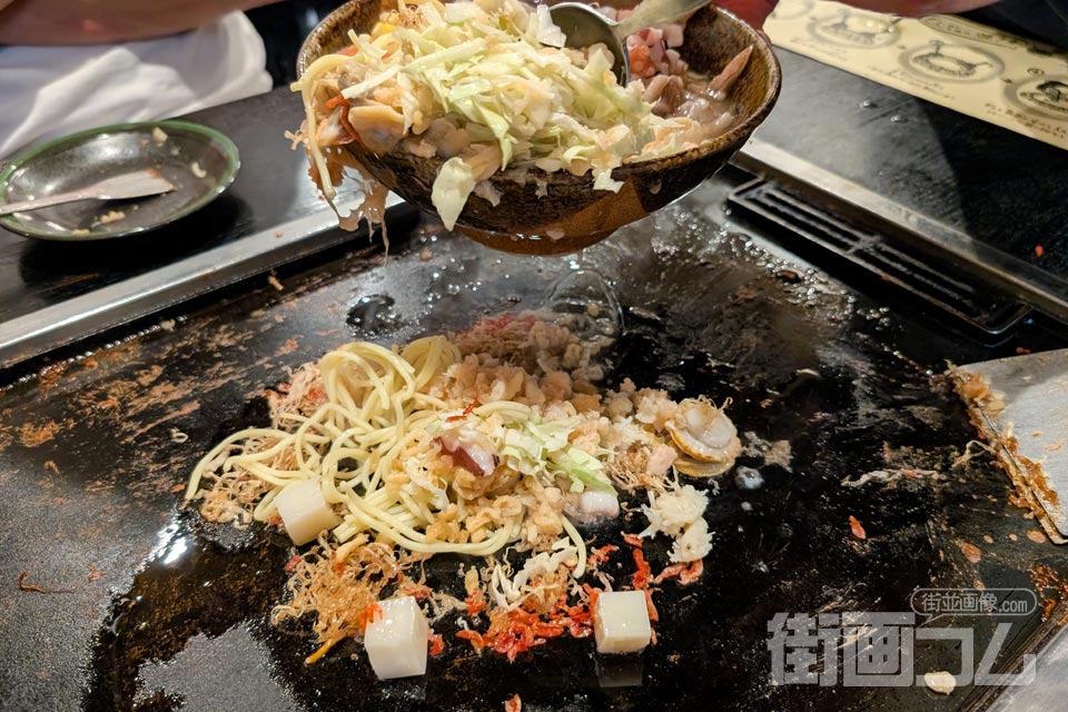 具材のオールスター「蔵スペシャルもんじゃ」