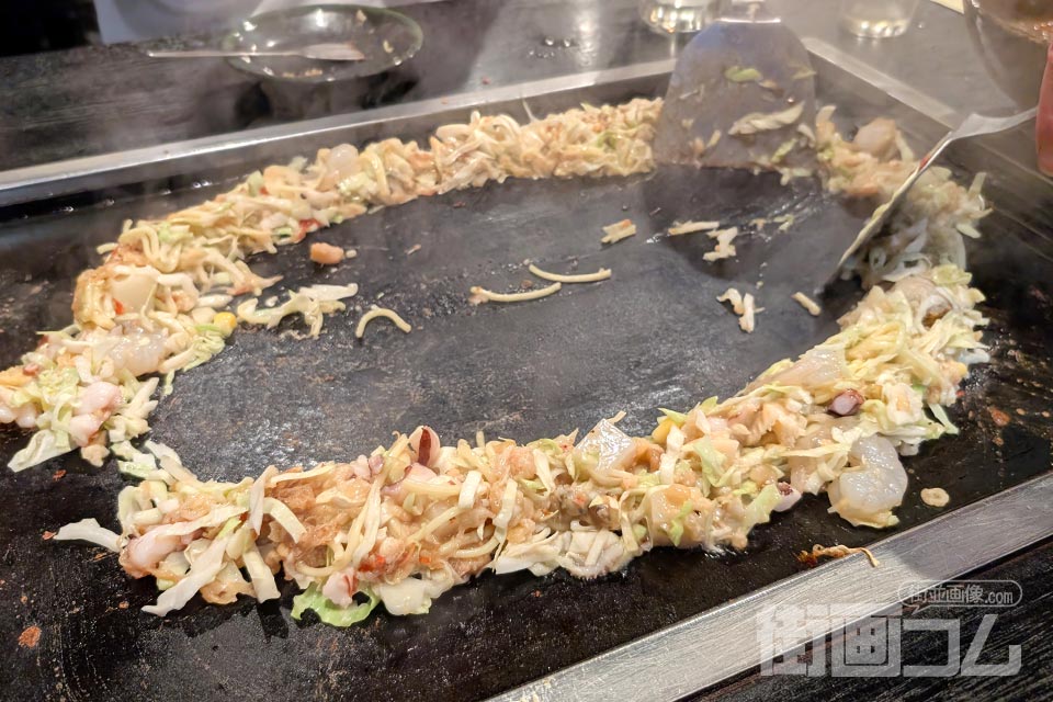 具材のオールスター「蔵スペシャルもんじゃ」