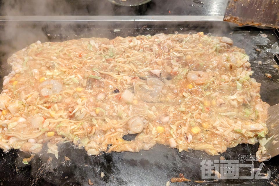 具材のオールスター「蔵スペシャルもんじゃ」