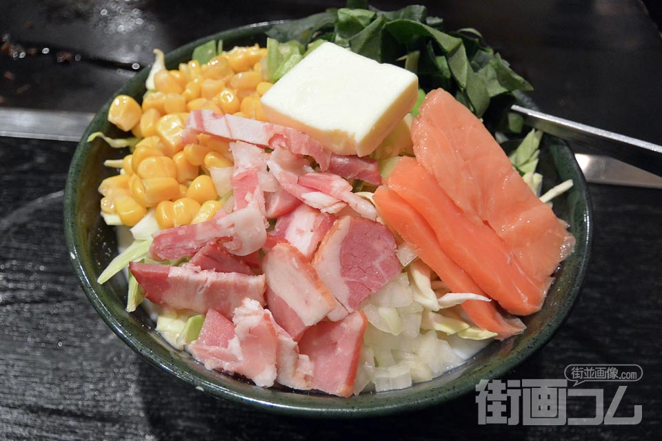 蔵特製の創作メニュー「サーモンクリームもんじゃ」