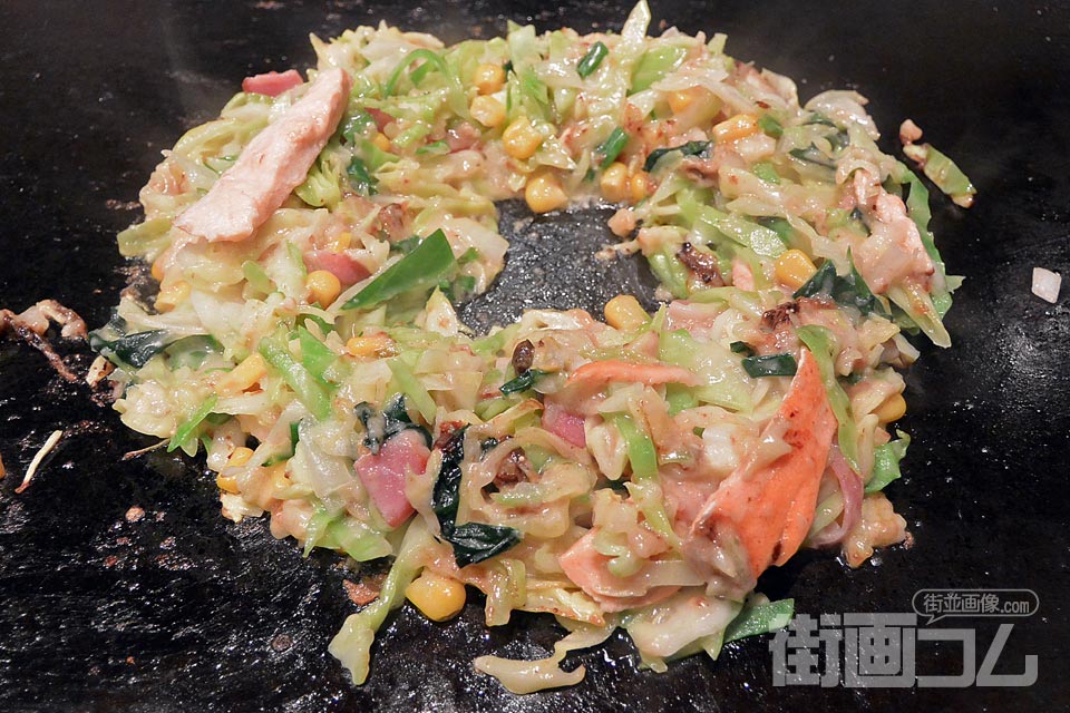 蔵特製の創作メニュー「サーモンクリームもんじゃ」