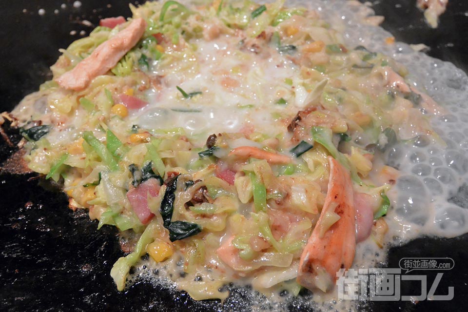 蔵特製の創作メニュー「サーモンクリームもんじゃ」