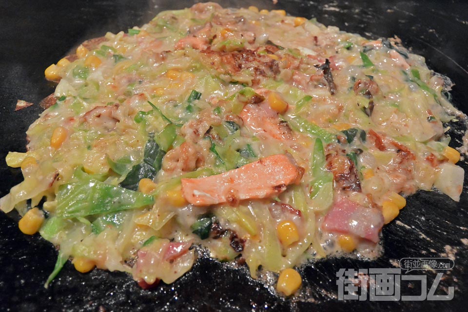 蔵特製の創作メニュー「サーモンクリームもんじゃ」