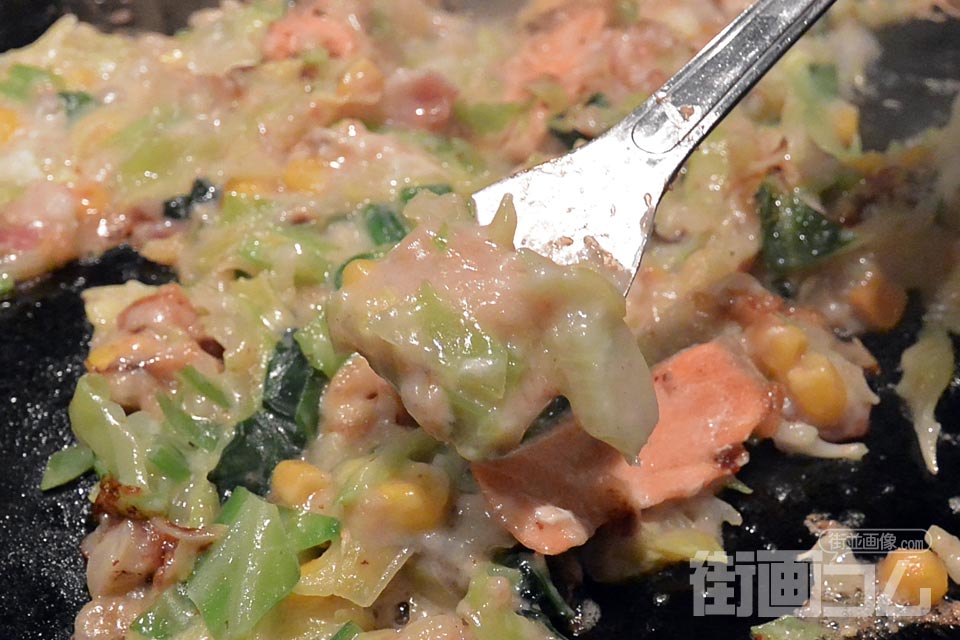 蔵特製の創作メニュー「サーモンクリームもんじゃ」