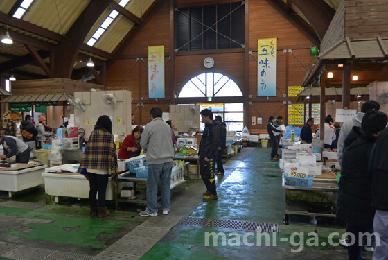 日生漁協市場「五味の市」で牡蠣を購入
