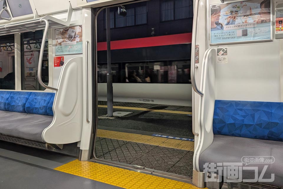 成田線快速から通過する特急「成田エクスプレス（N'EX）」