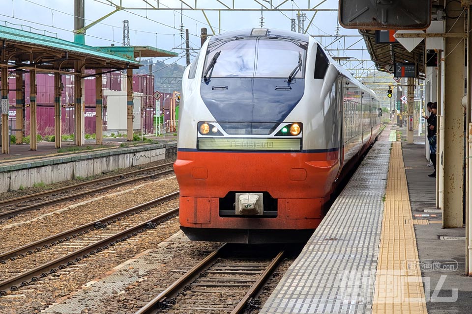 特急つがる大館駅ホームに入線