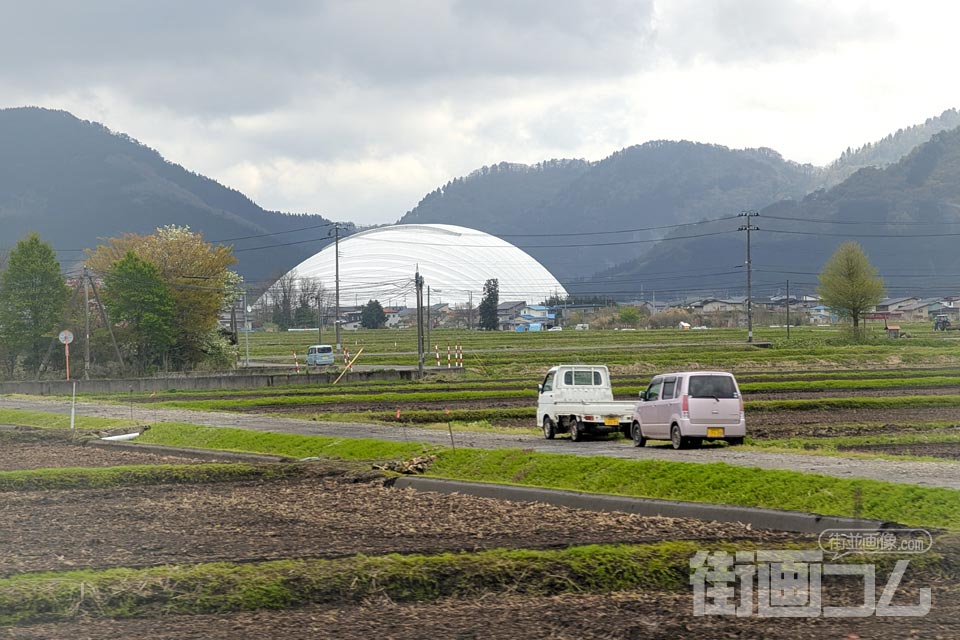 特急つがるの車窓から大館樹海ドーム