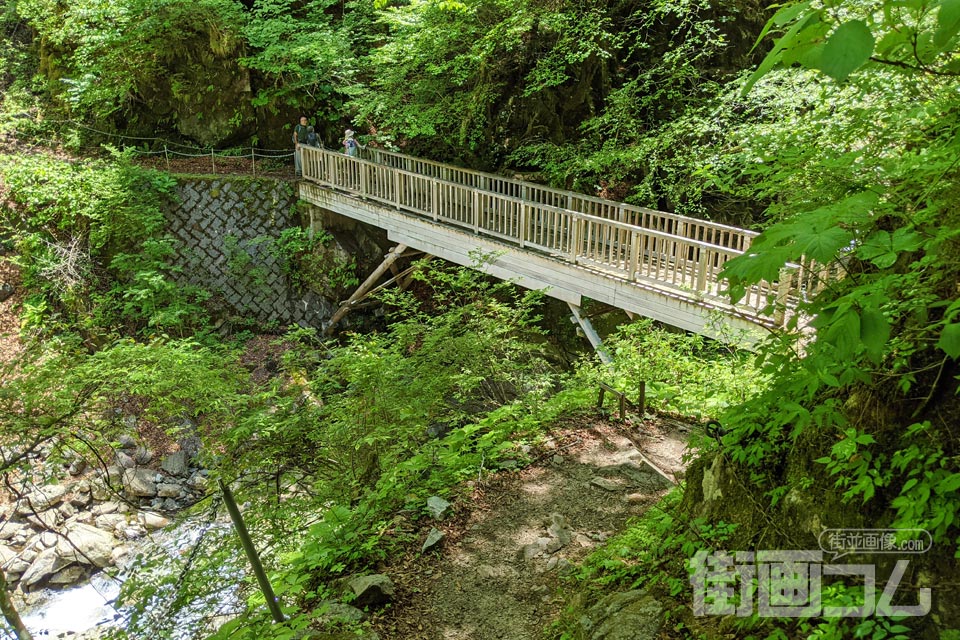 西沢渓谷ハイキングコース「方杖橋」
