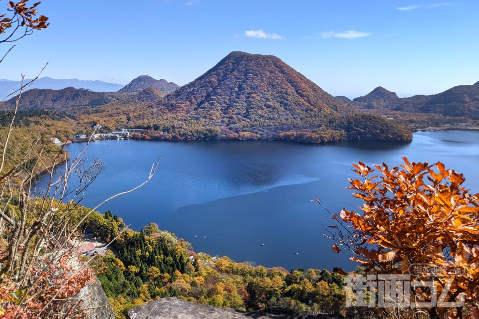 硯岩の奥から見た榛名湖と榛名富士の絶景