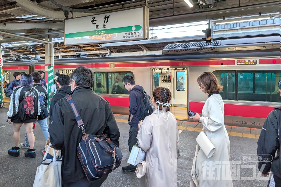 蘇我駅ホームに停車する京葉線快速