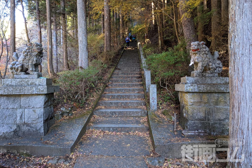石割山ハイキングコース：石割神社参道の狛犬