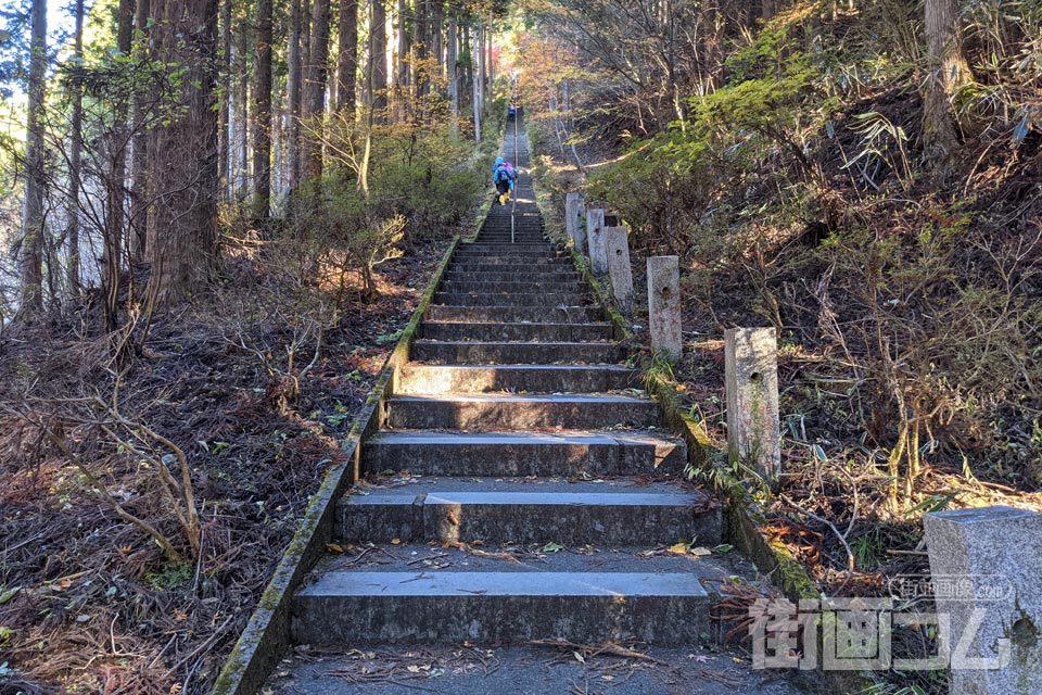石割山ハイキングコース：403段の階段