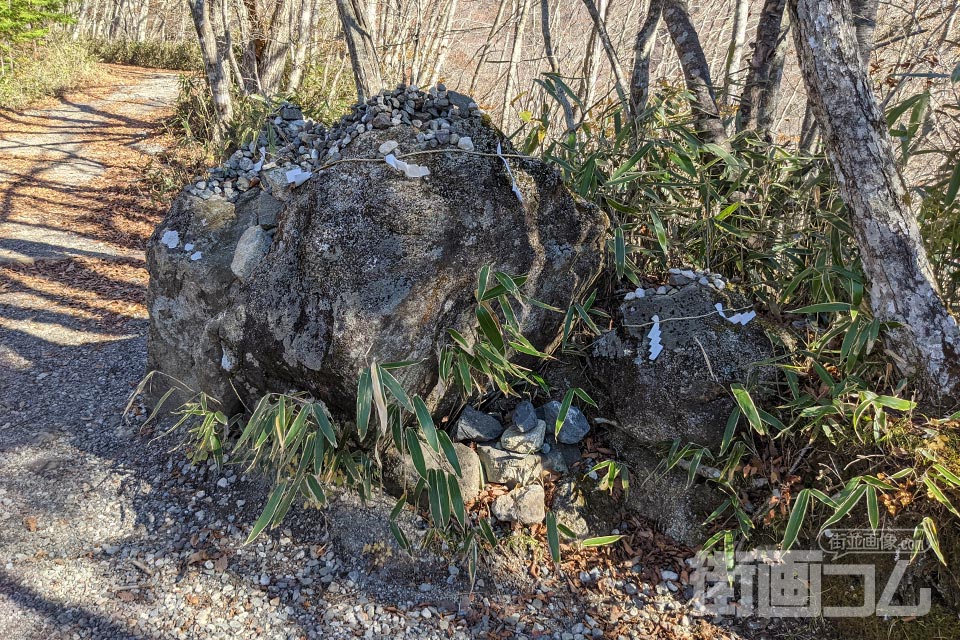 石割山ハイキングコース：道中の巨石