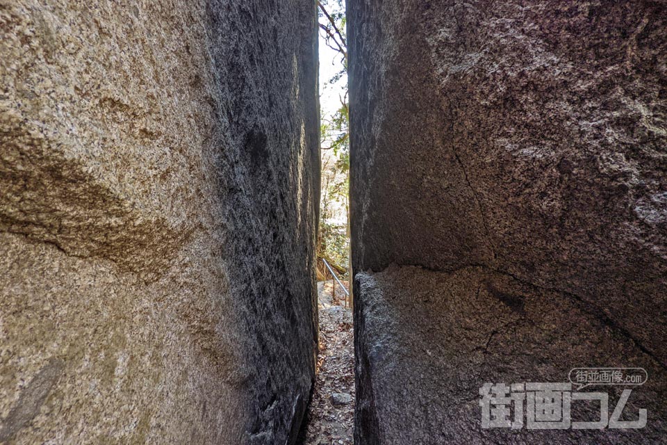 石割神社：大岩割れ目