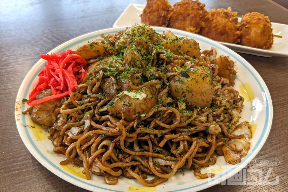 栃木県民の味「大豆生田商店」のじゃがいも入り焼きそば＋いもフライ