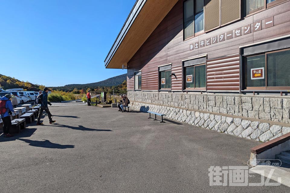 浄土平ビジターセンターから登山道入口へ