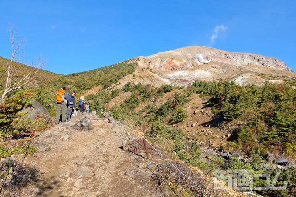 一切経山登山道から大穴火口