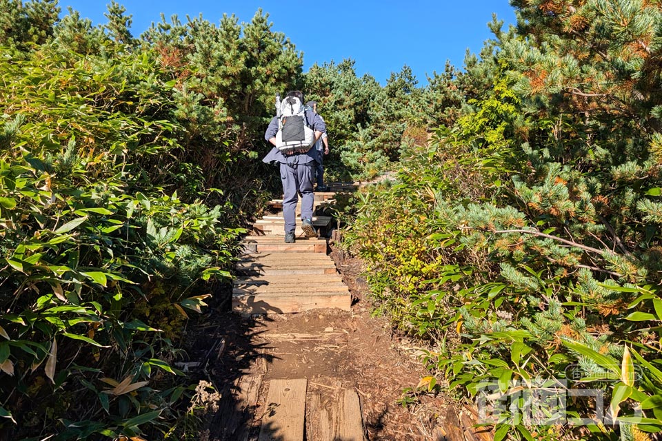 一切経山登山道