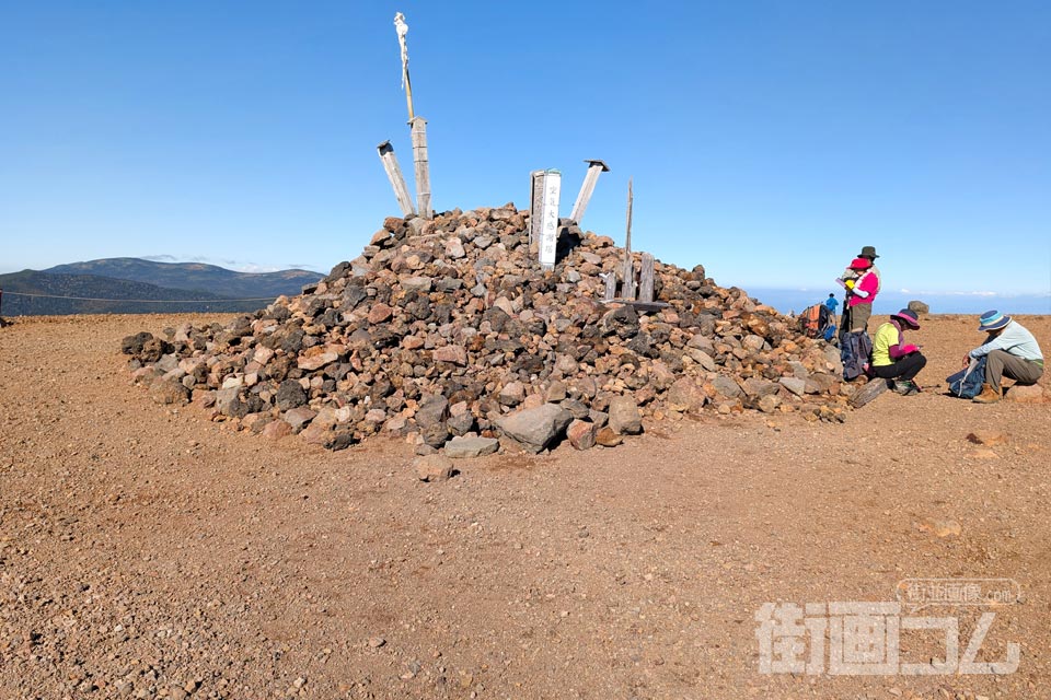 一切経山山頂のケルン